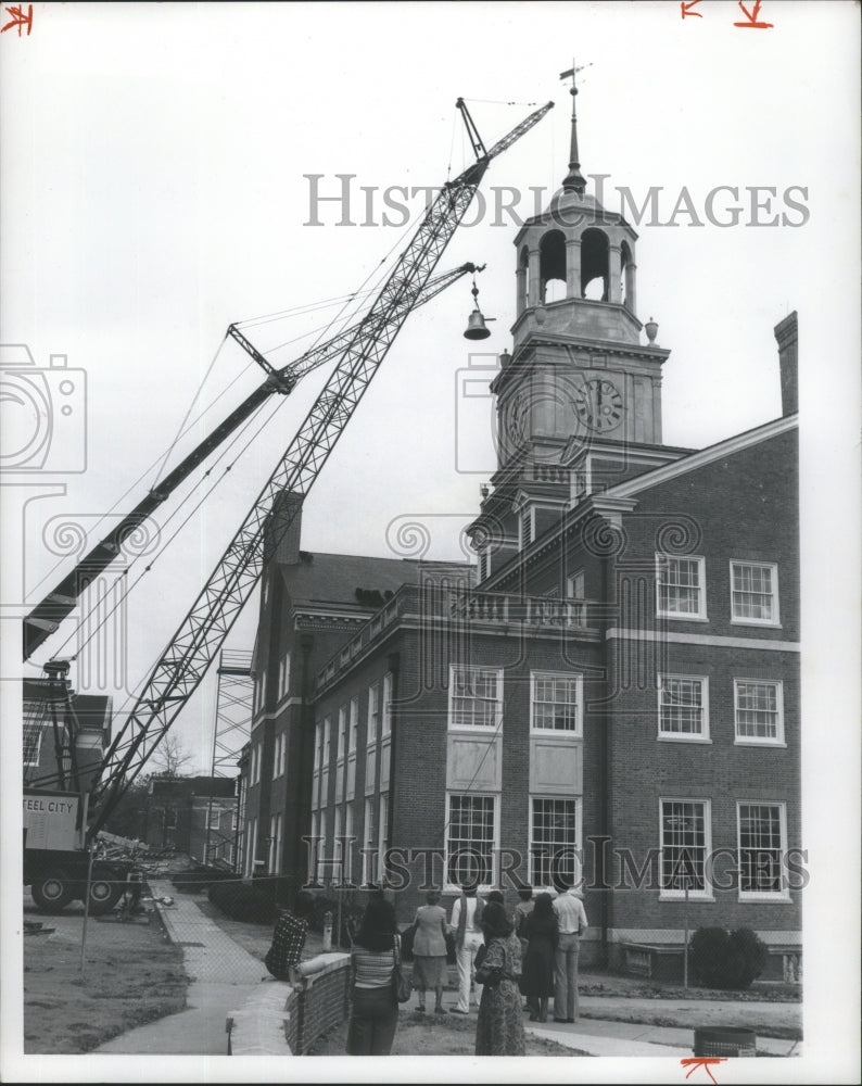 1980 Press Photo Crane lifts bell at Samford University tower, Birmingham, AL - Historic Images