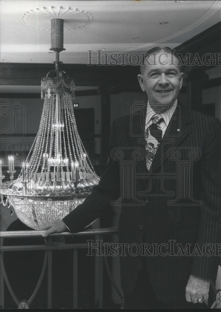 1976 Samford University President displays Temple Theater Chandelier - Historic Images