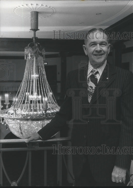 1976 Samford University President displays Temple Theater Chandelier - Historic Images