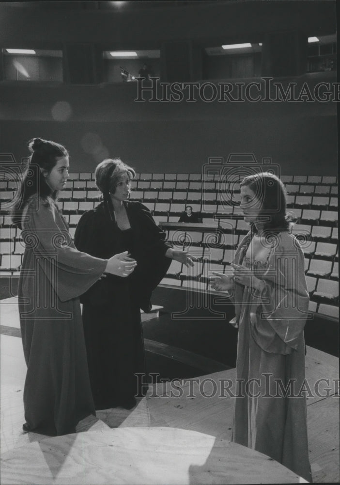 1976 Teresa LaRussa, Rebecca Britton, Madelyn Burdick rehearse - Historic Images