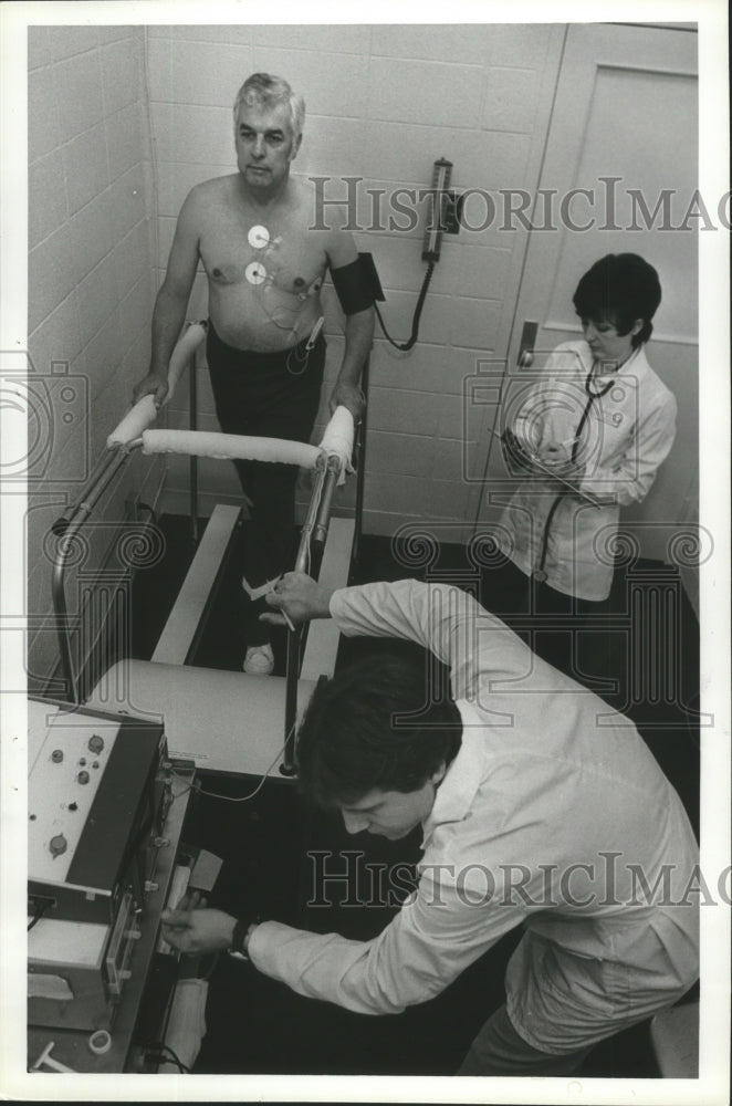 1982 Press Photo Joel Adams takes treadmill test for fitness program, Alabama - Historic Images