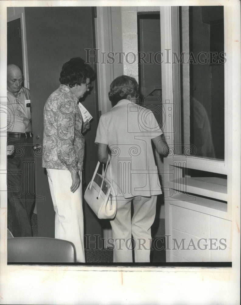 1978 Press Photo Senior citizens tour new Shelby County Jail, Alabama - Historic Images