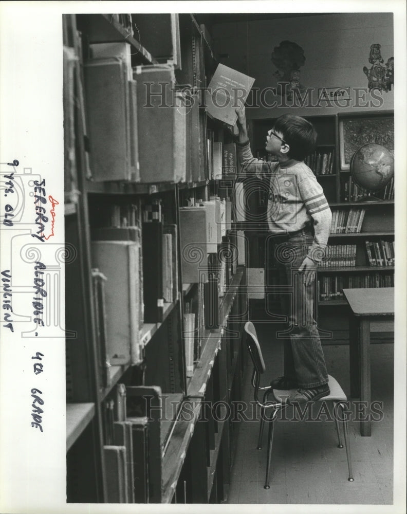 1981 Press Photo 4th Grader Jeremy Aldridge shelves a book at Vincent Elementary - Historic Images