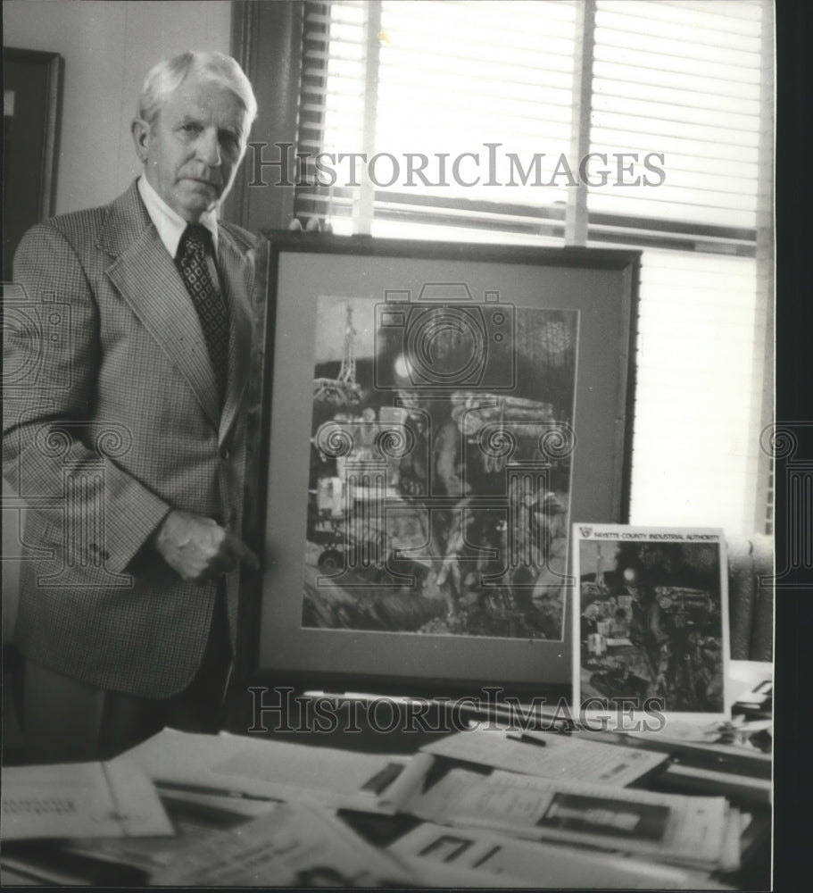 1981 Press Photo Fayette Mayor Guthrie Smith with painting in his Alabama office - Historic Images