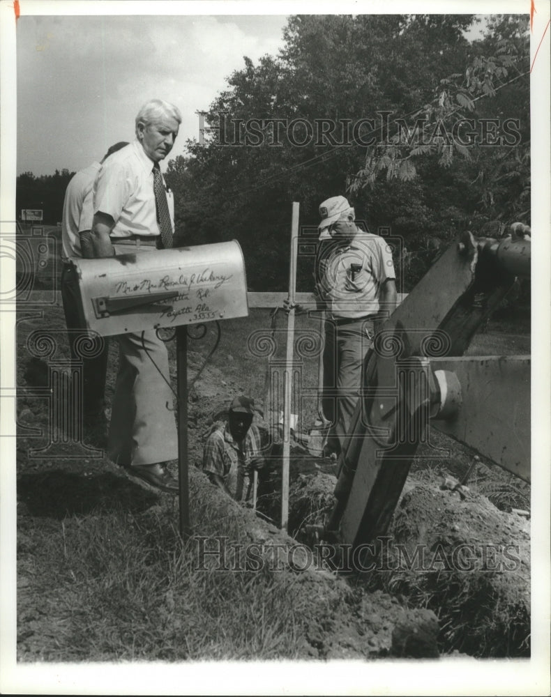 1981 Press Photo Fayette Mayor Guthrie Smith watches city crews, Alabama - Historic Images