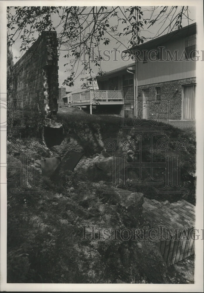 1986 Press Photo Sink hole in front of 601 11th Avenue, West, Alabama - Historic Images