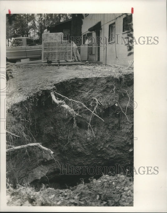1988 Press Photo Growing sinkhole forces family to move from home, Alabaster - Historic Images