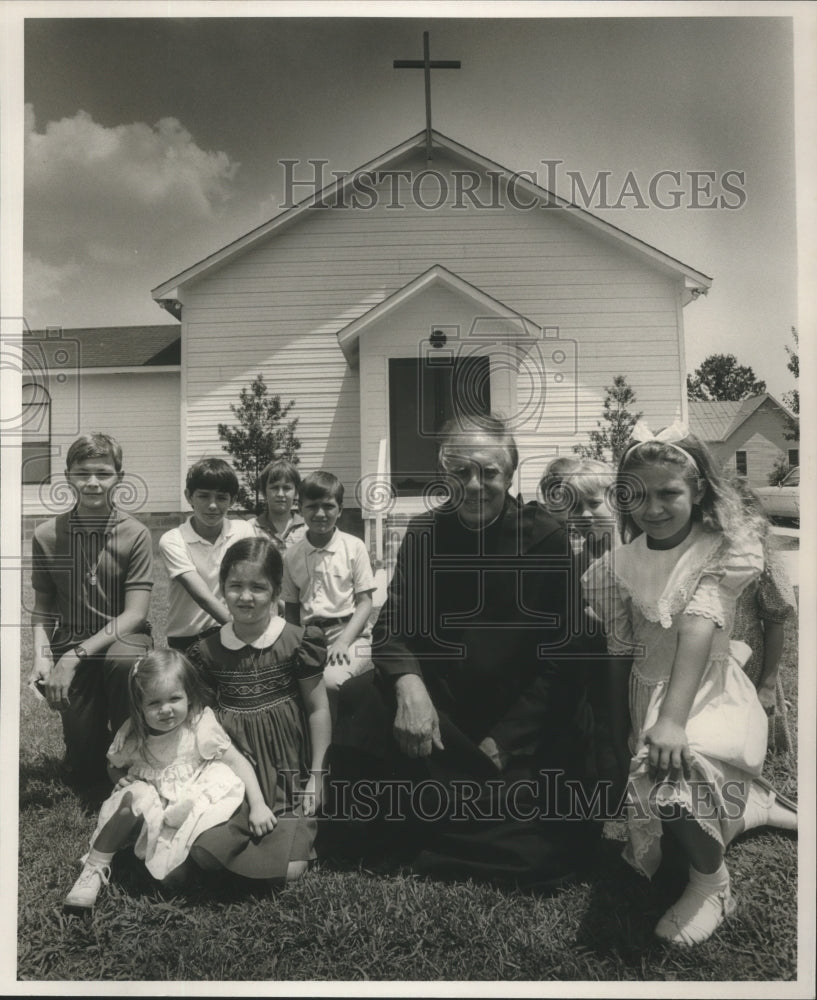 1988 Press Photo Father Leonard Giardina, children at St. Francis Church, Simcoe - Historic Images