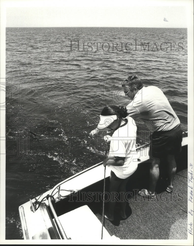 1982 Press Photo Richards and daughter, Blair, use nets to fish for shrimp. - Historic Images