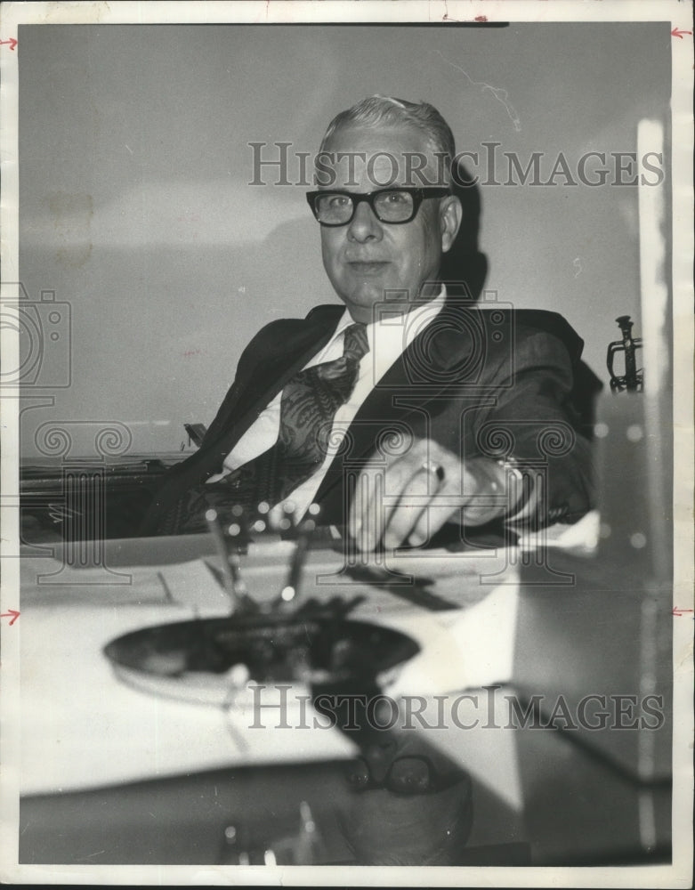 1973 Press Photo Fairfield Mayor Lawrence Sides at desk, Alabama - abna12614 - Historic Images