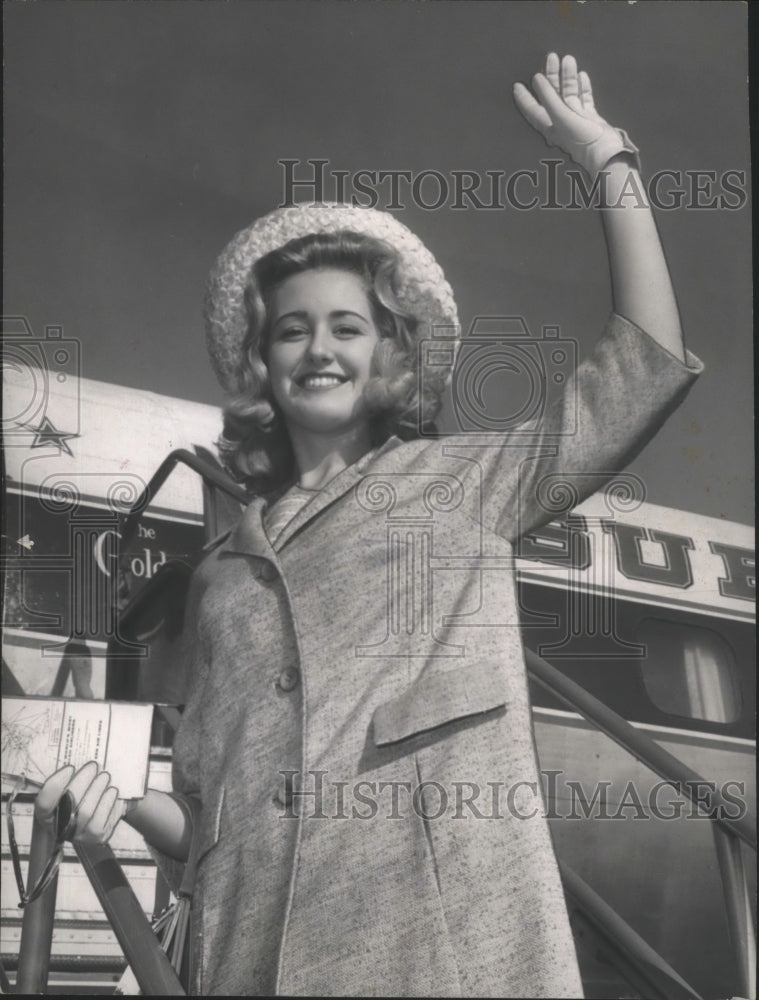 1962, Alabama&#39;s Junior Miss, Judy Short, arrives in Mobile - Historic Images