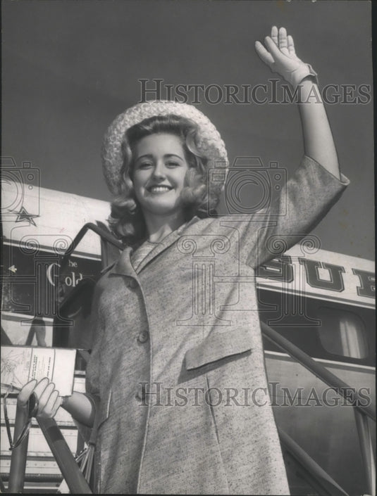 1962, Alabama's Junior Miss, Judy Short, arrives in Mobile - Historic Images