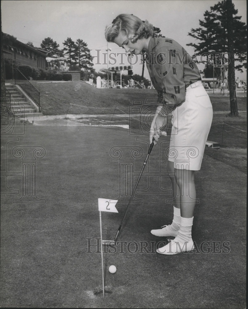 1959, Betty Lindstrom, Miss Alabama 1959, putts golf ball - abna12629 - Historic Images