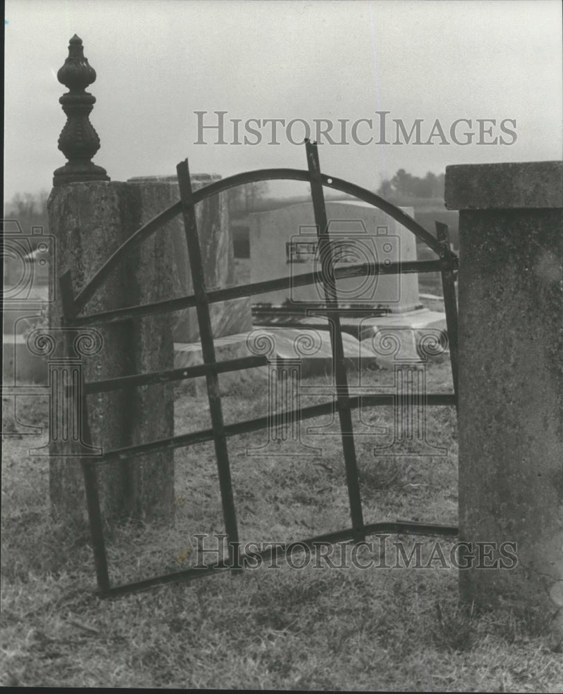 1980 Press Photo Gate to church graveyard vandalized, Smithsonia, Alabama - Historic Images