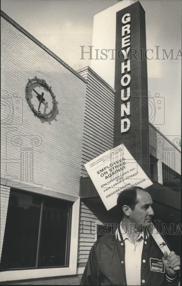 1983 Press Photo Picketer at Greyhound bus depot, Birmingham, Alabama - Historic Images