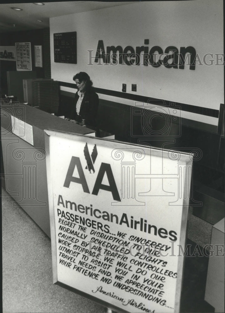 1981 Press Photo American Airlines sign tells of air controllers strike, Alabama - Historic Images