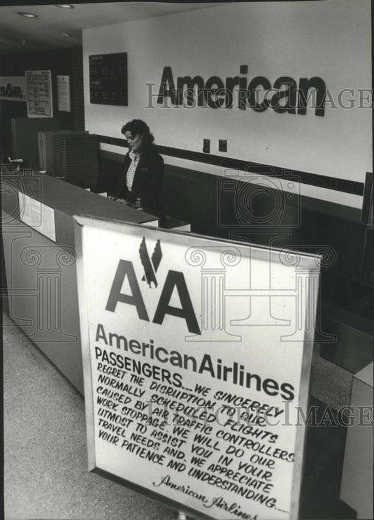 1981 Press Photo American Airlines sign tells of air controllers strike, Alabama - Historic Images