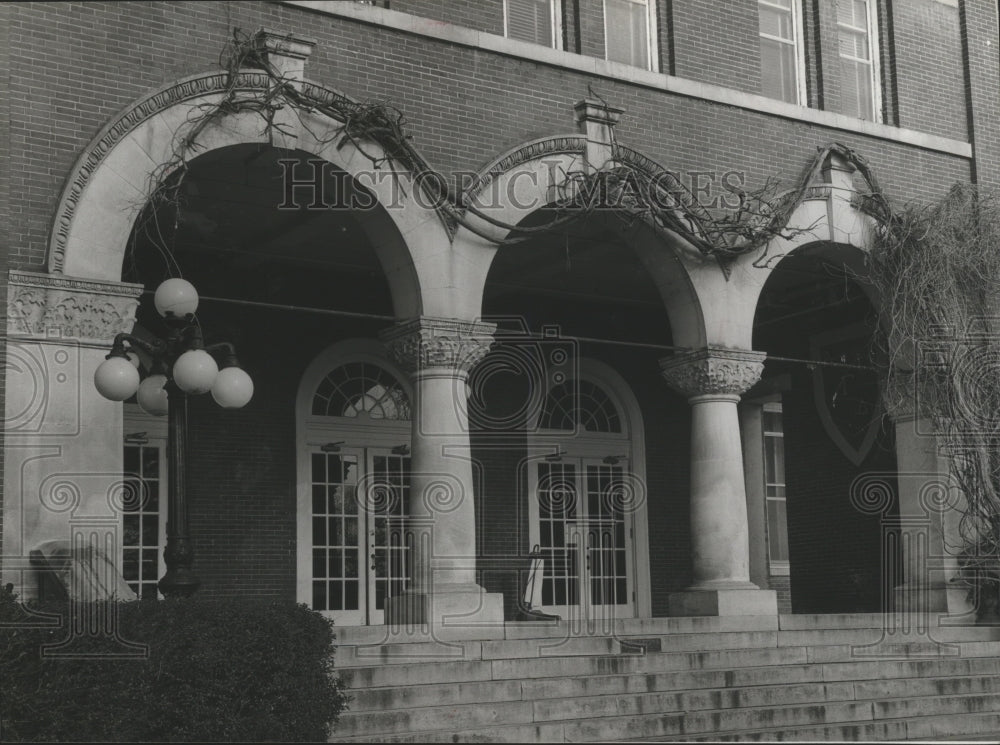 1979 Press Photo Wisteria vine at Main Hall entrance, University of Montevallo - Historic Images