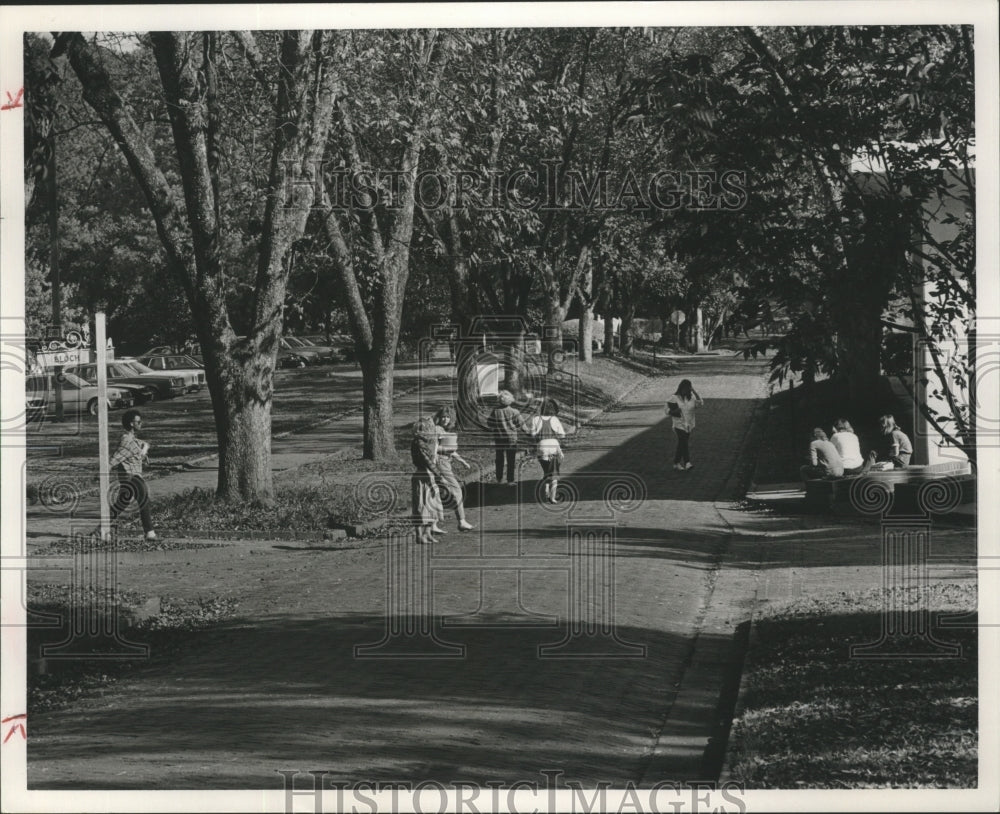 1987 Press Photo Students changing classes at University of Montevallo, Alabama - Historic Images