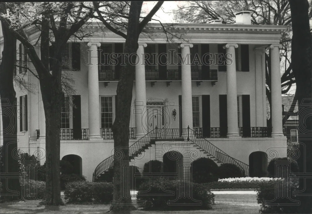 1979, University of Alabama President&#39;s home is tourist attraction - Historic Images