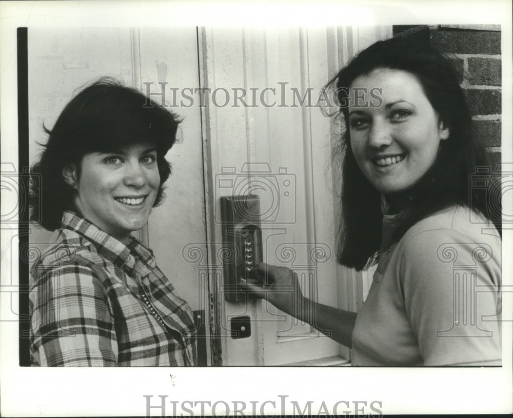 1982 Patty Gregory, Liz Taylor show dorm lock at University Alabama - Historic Images