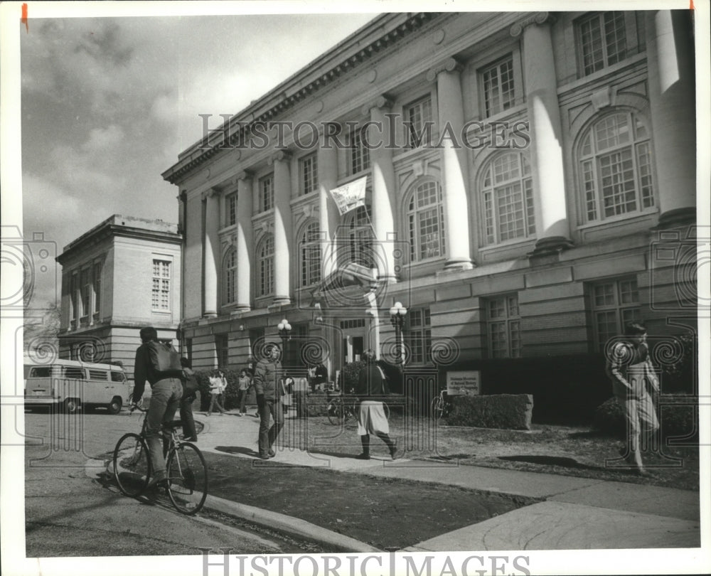 1981 Press Photo Students heading to class University of Alabama Tuscaloosa - Historic Images