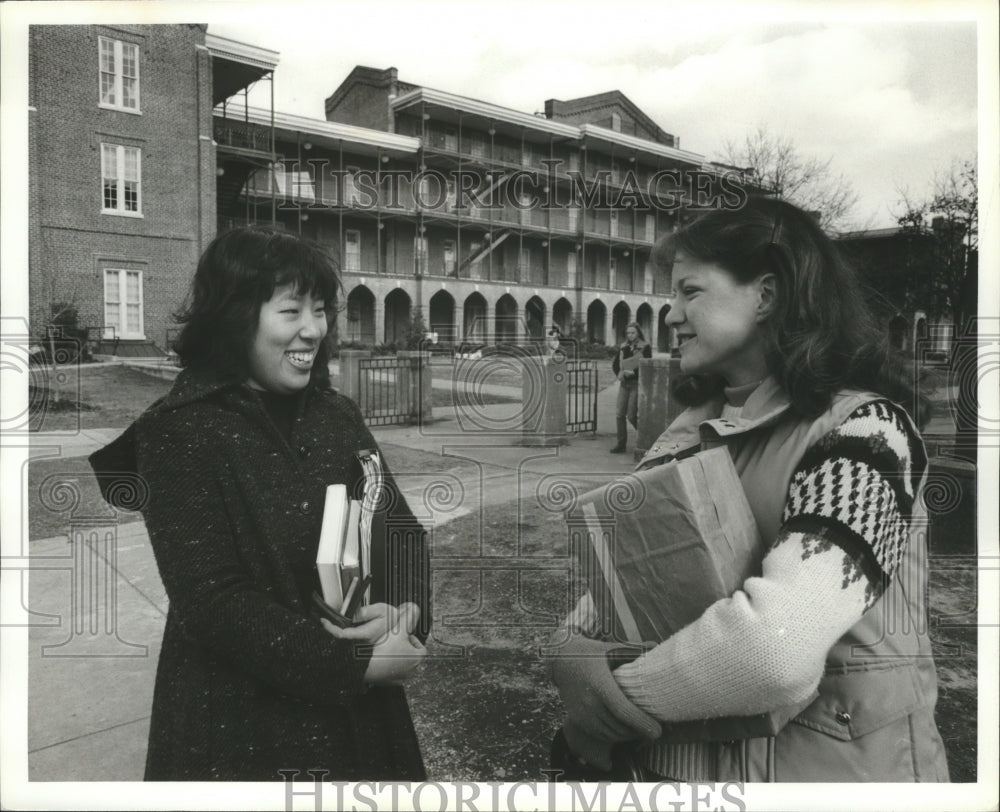 1981 Press Photo Two women carry books at University of Alabama, Tuscaloosa - Historic Images