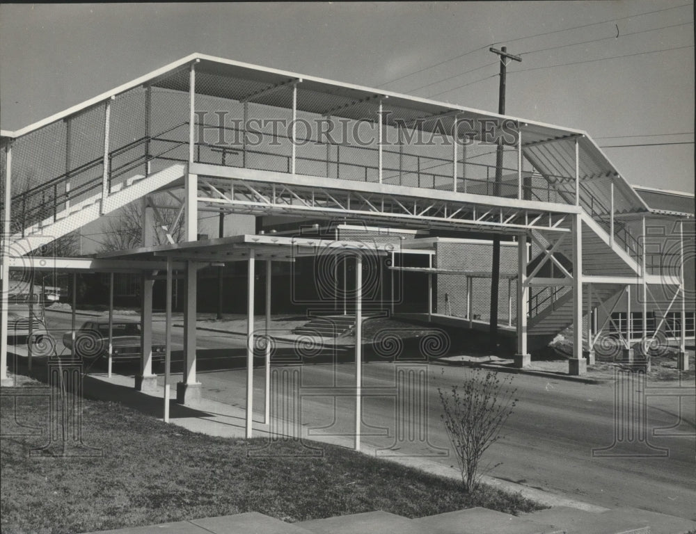 1965 Press Photo Robert C. Hatch High School overpass to gym, Uniontown, Alabama - Historic Images