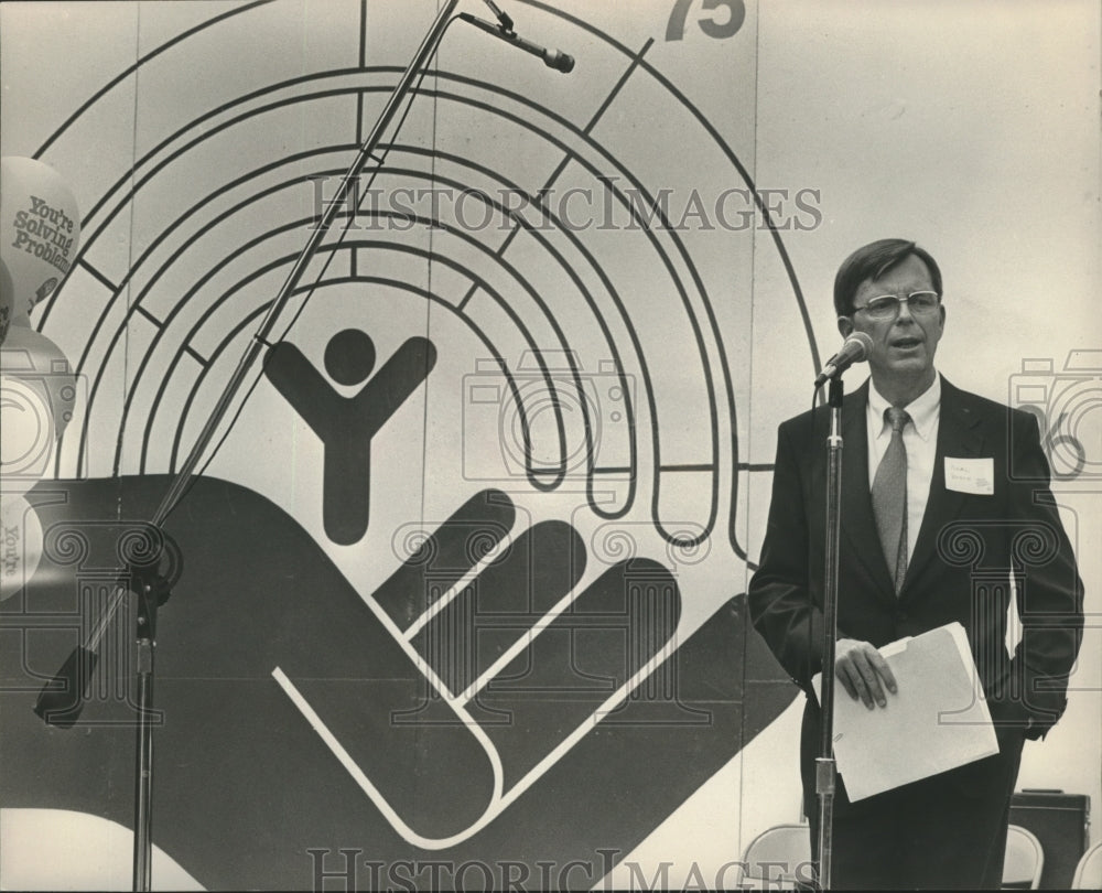1983 Press Photo Dr. Neal Bette at United Way event - abna12789 - Historic Images