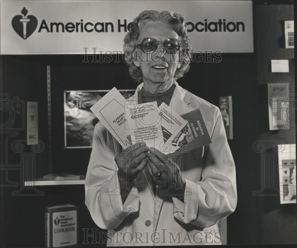 1983 Press Photo Frances Gray in front of American Heart Association booth - Historic Images