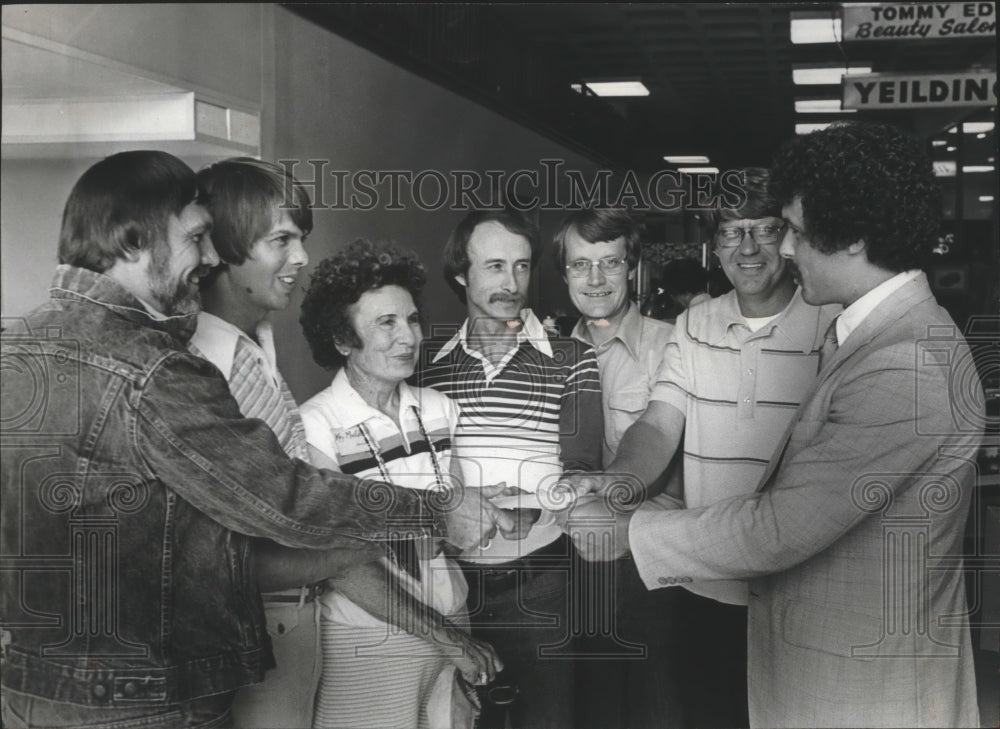 1979 Press Photo Chairman Victor Scott, volunteers at Shelby United Way Campaign - Historic Images