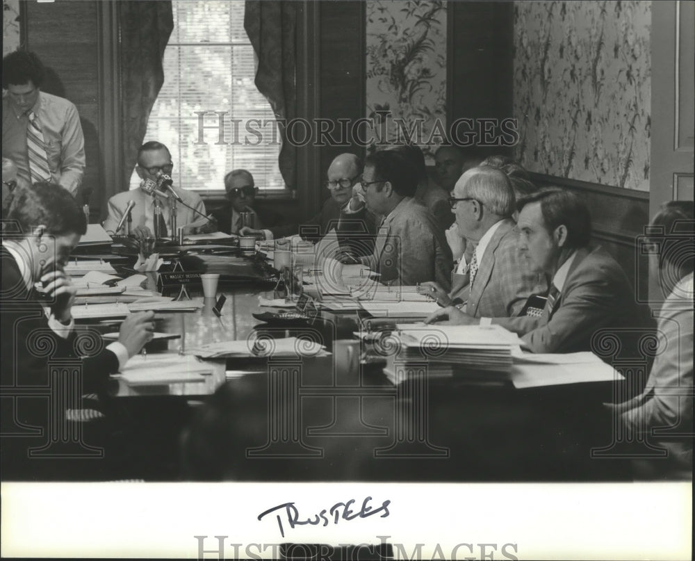 1980 Press Photo University of Alabama, Board of Trustees members, in Tuscaloosa - Historic Images