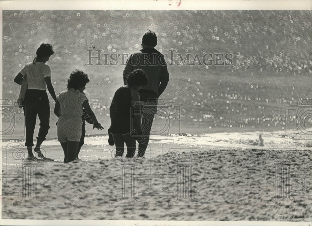 1985 Press Photo family on the beach, Gulf Shores, Alabama - abna12802 - Historic Images