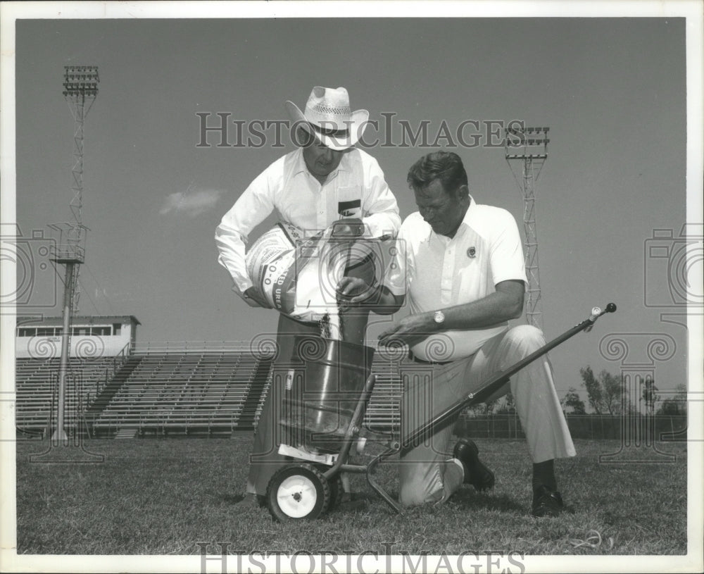 1980 Press Photo John Kincaid pours experimental fertilizer for Bullard, Alabama - Historic Images