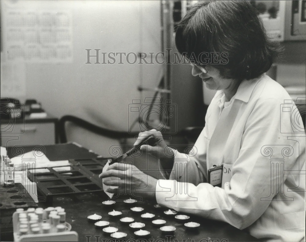 1981 Press Photo Lab analyst Kaki Oliverius at West Area Radiological Lab - Historic Images