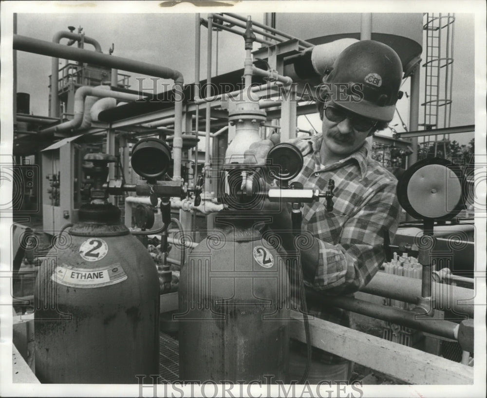 1978 Press Photo Carey Cathers checks LNG plant equipment, Trussville, Alabama - Historic Images