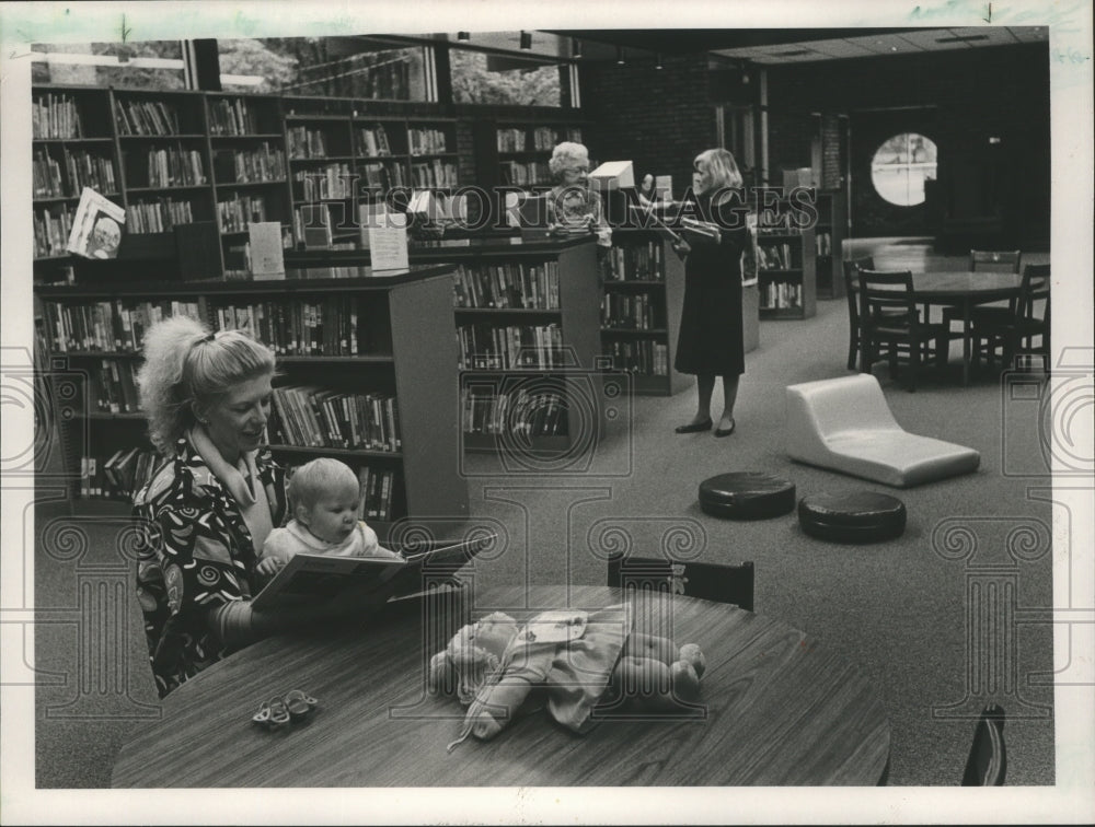 1988 Press Photo Cathy Bagwell and baby read in Trussville , Alabama library - Historic Images