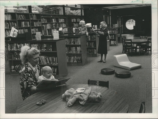 1988 Press Photo Cathy Bagwell and baby read in Trussville , Alabama library - Historic Images
