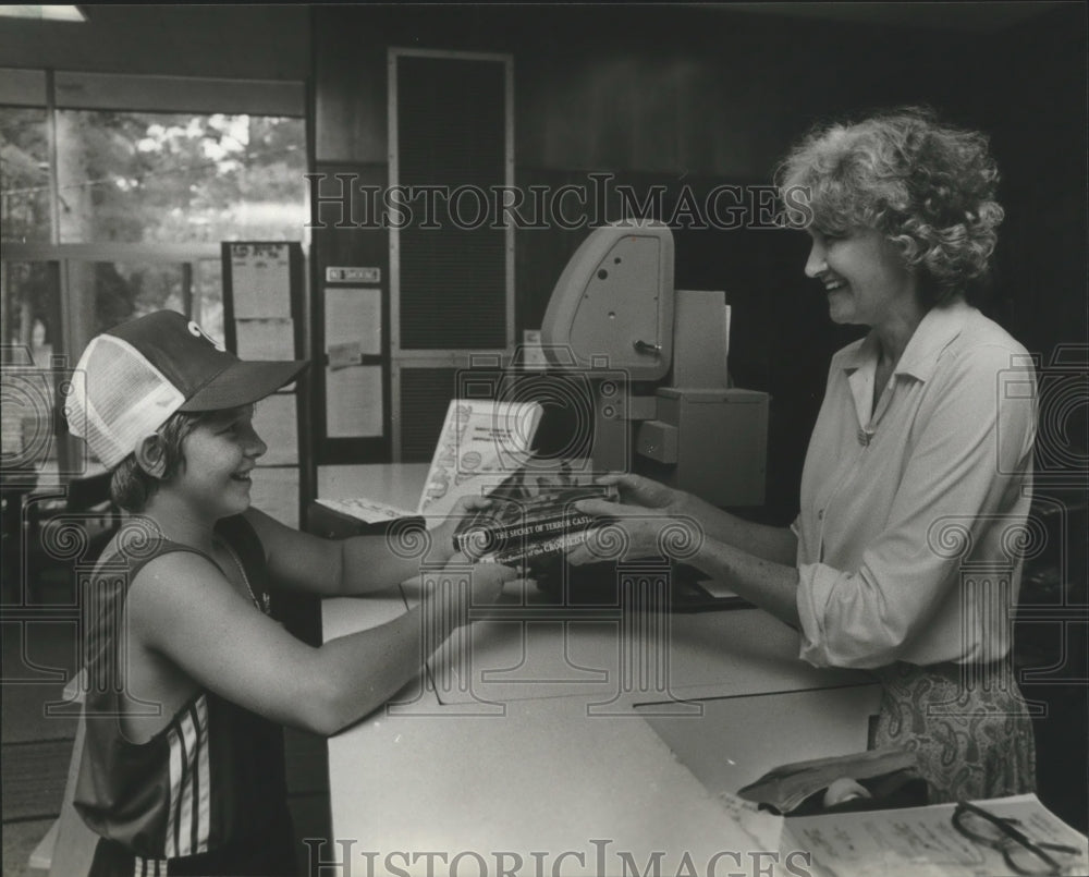 1980 Press Photo Trussviille librarian Janet Lyons helps Spike LaMaster, Alabama - Historic Images