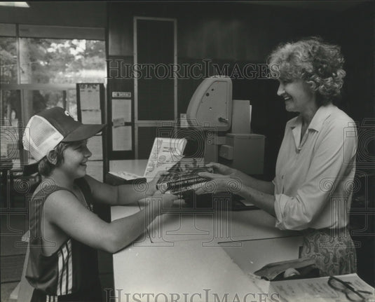 1980 Press Photo Trussviille librarian Janet Lyons helps Spike LaMaster, Alabama - Historic Images