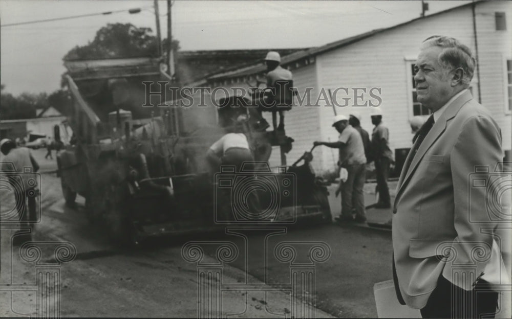 1980 Press Photo Charles Grover observes steet work on Morrow Avenue, Trussville - Historic Images