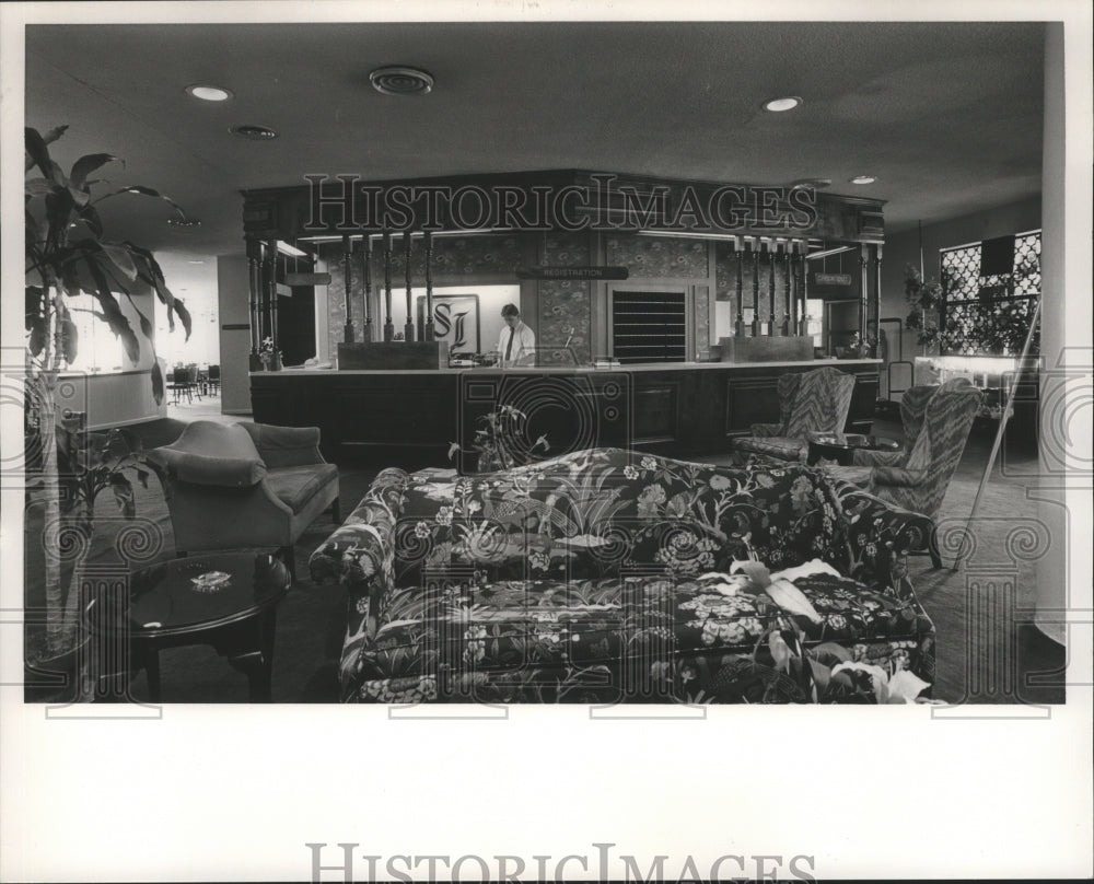 1986 Press Photo Rick Wagner Mans Front Desk, Stafford Inn, Tuscaloosa, Alabama - Historic Images