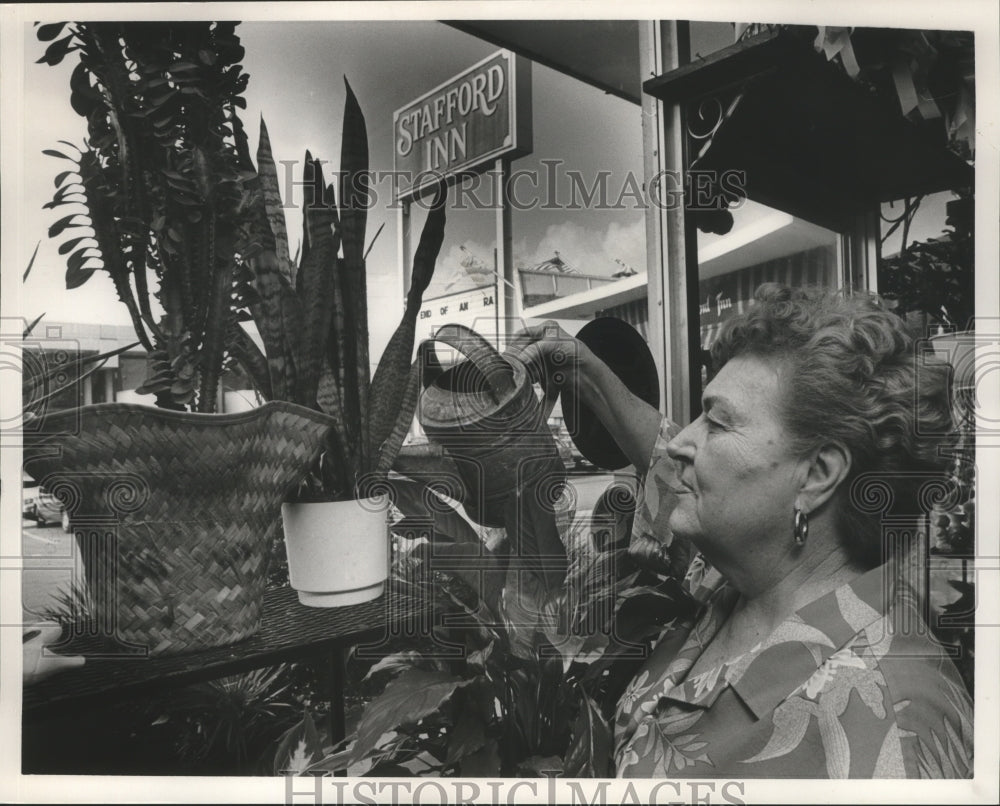 1986 Press Photo Beverly Griffin, Flower Shop Owner, Stafford Inn, Tuscaloosa - Historic Images