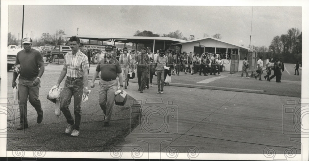 1988 Press Photo Quitting Time at Goodrich Plant, Tuscaloosa, Alabama - Historic Images