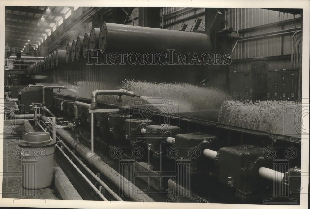 1986 Press Photo Water sprayed on rolled steel to cool, Tuscaloosa, Alabama - Historic Images