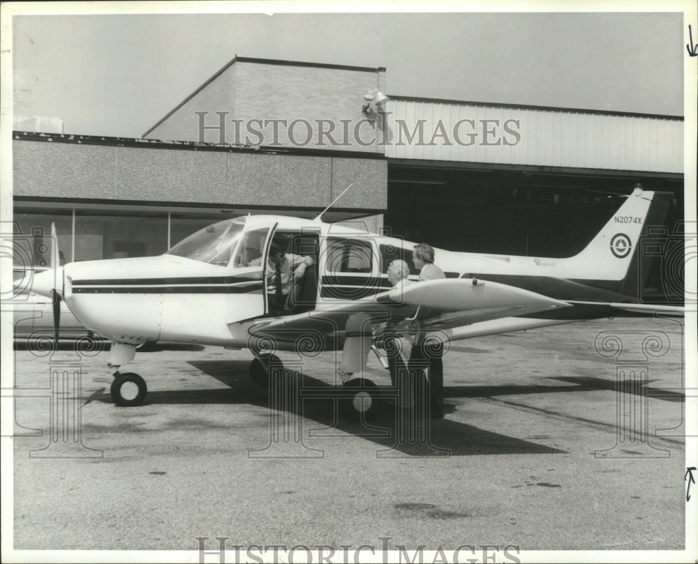 1980 Press Photo University of Alabama, Huntsville, Officials Examine Airplane - Historic Images