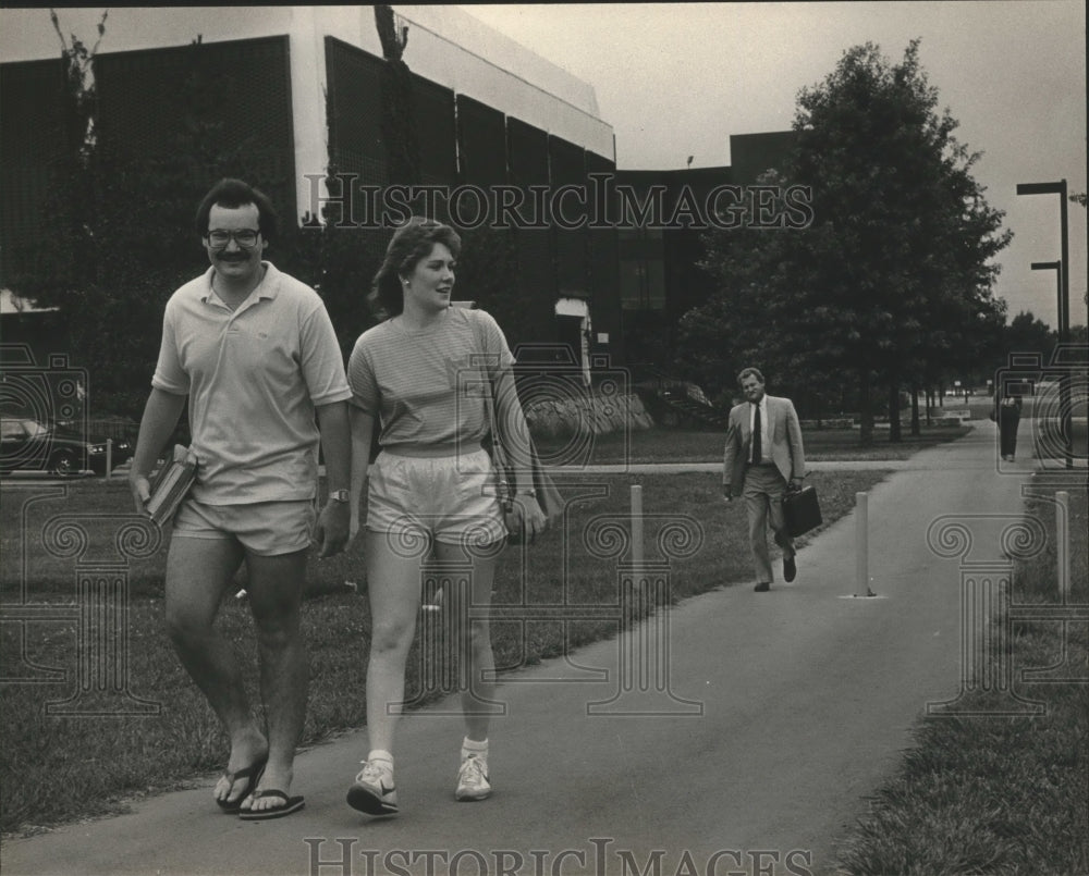 1983 Press Photo Students Walking at University of Alabama Huntsville Campus - Historic Images