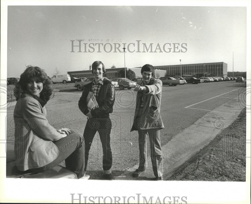 1982 Press Photo Students at University of Alabama Huntsville Research Building - Historic Images