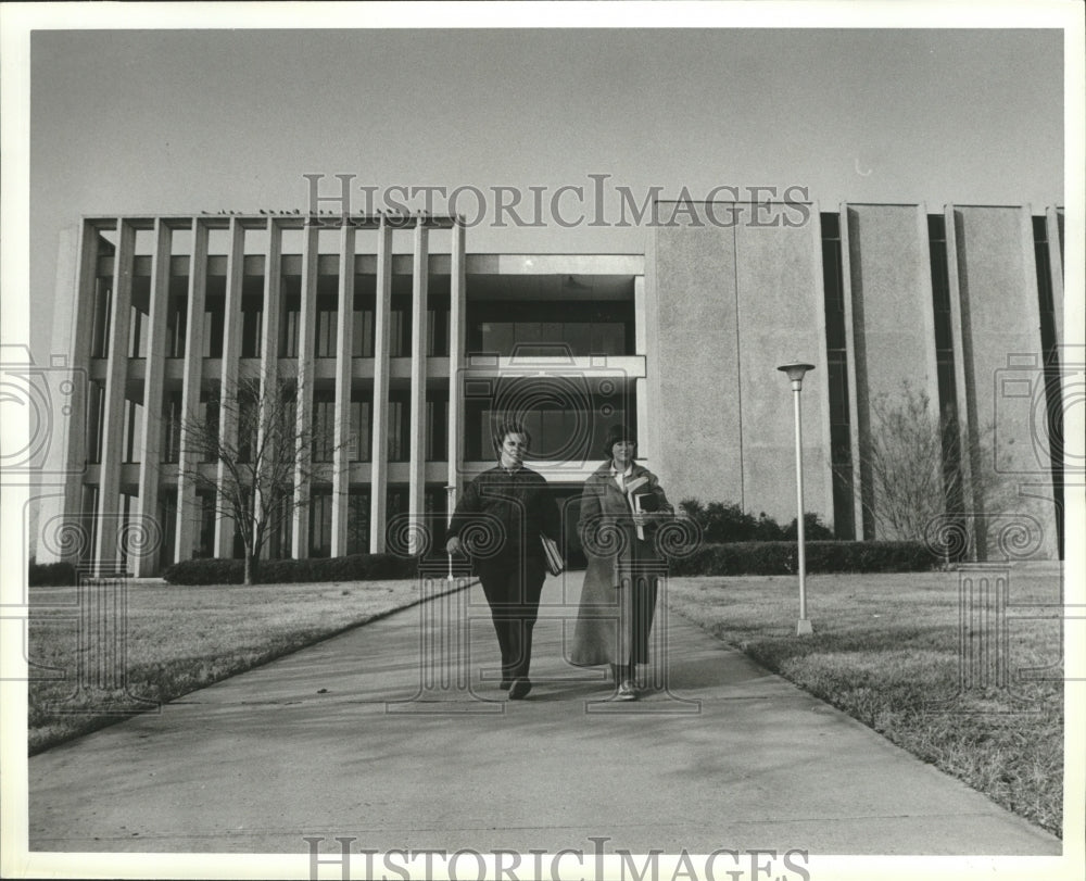 1982 Press Photo Students at University of Alabama, Huntsville Madison Hall - Historic Images