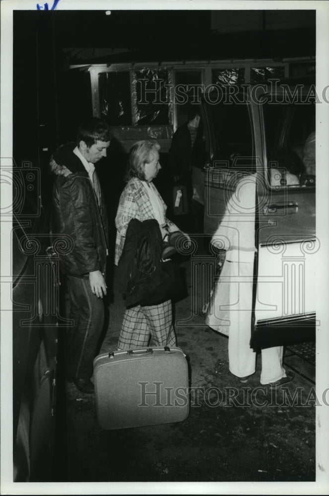1982 Press Photo Former Boarders Get in Van for Trip to Cabana, Tarrant, Alabama - Historic Images